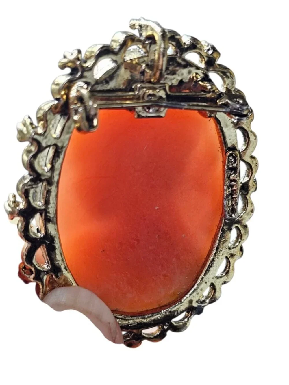 Signed Gerry's Lady Protrait Cameo Brooch Coral Color Resin Gold Tone Vintage - Picture 5 of 6